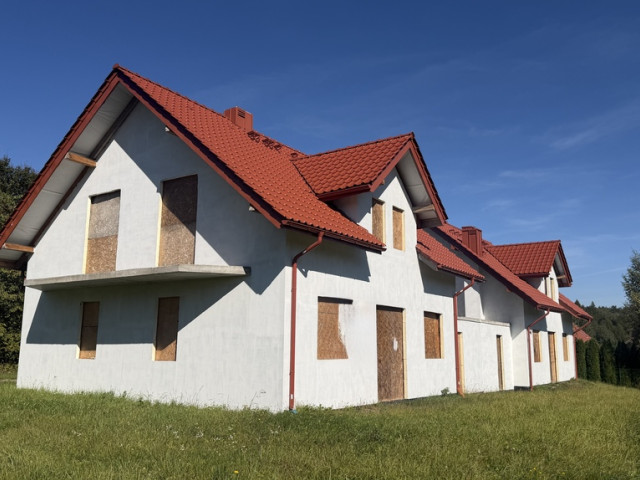 Spokojny bliźniak w cichej okolicy